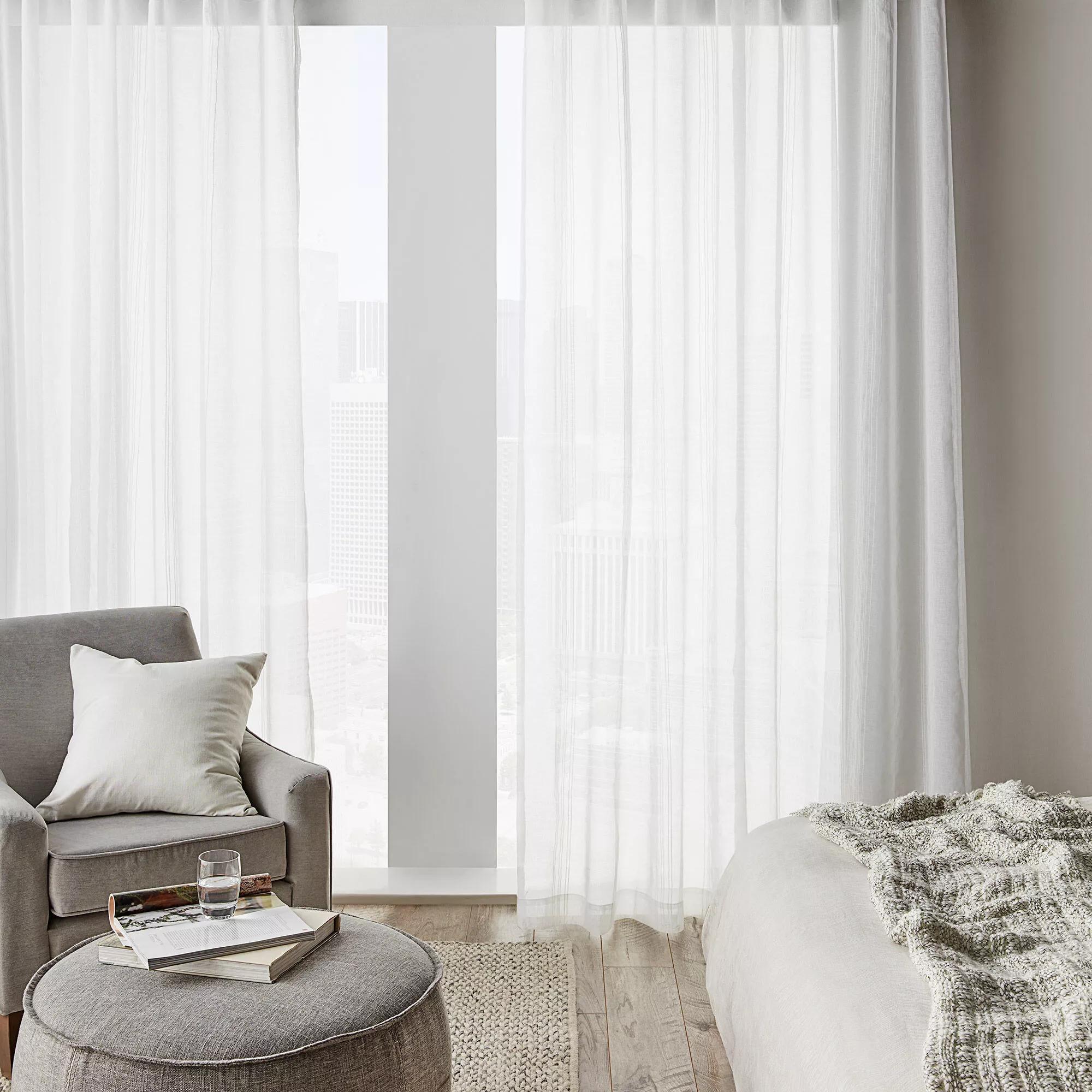 Rideau brodé semi-transparent Gusta blanc